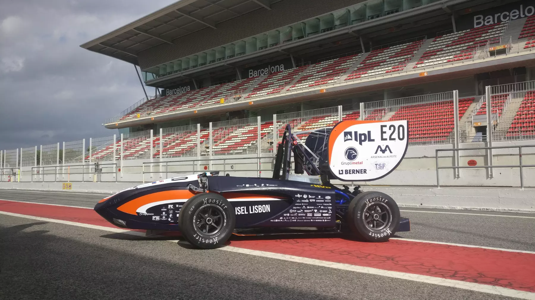 <h2 class='text-[35.2px] font-bold mb-4' >We make high performance racing cars.</h2>